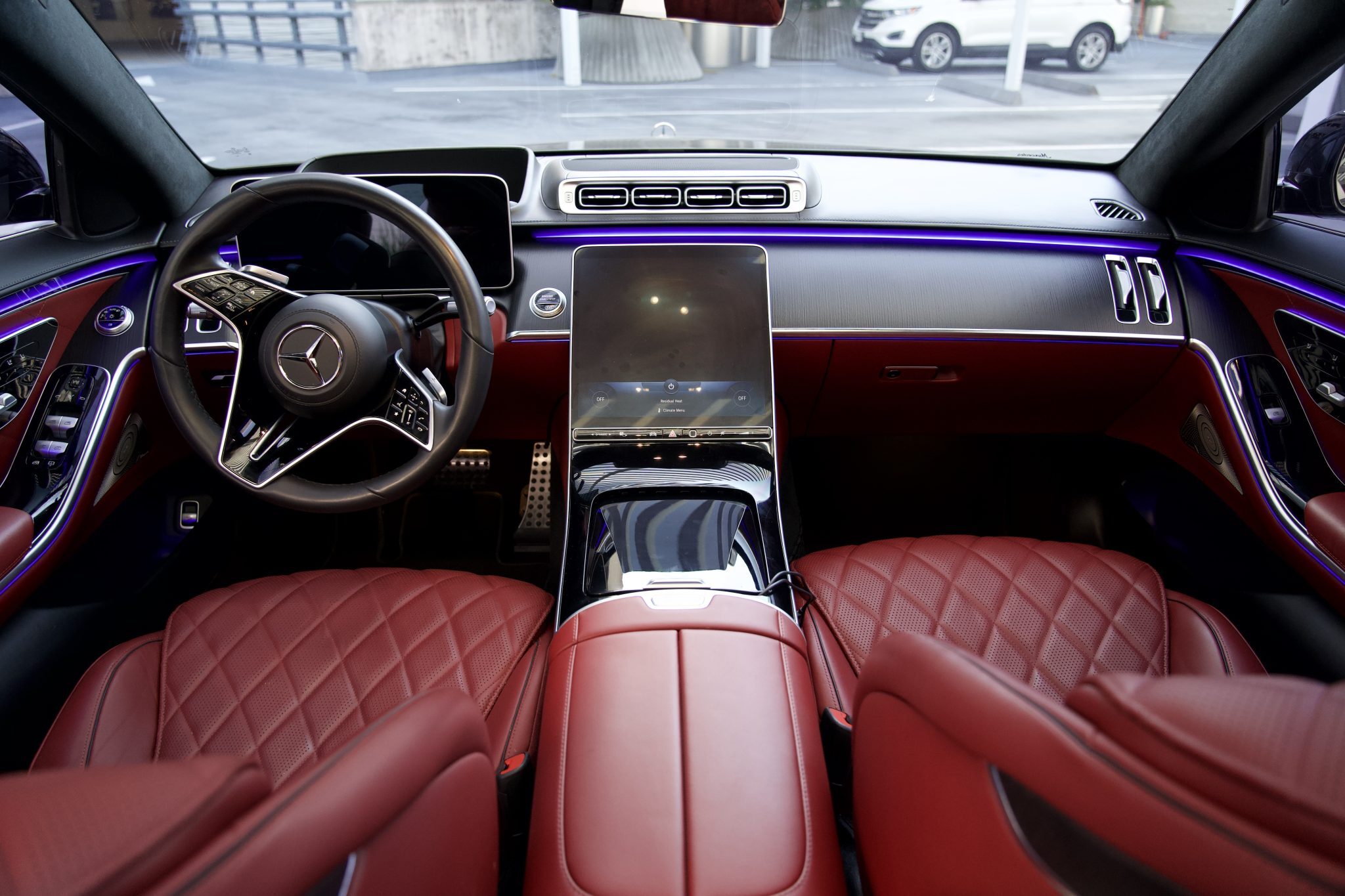 Interior dashboard of the Mercedes-Benz S580, featuring an intuitive high-tech display designed for Houston rentals.
