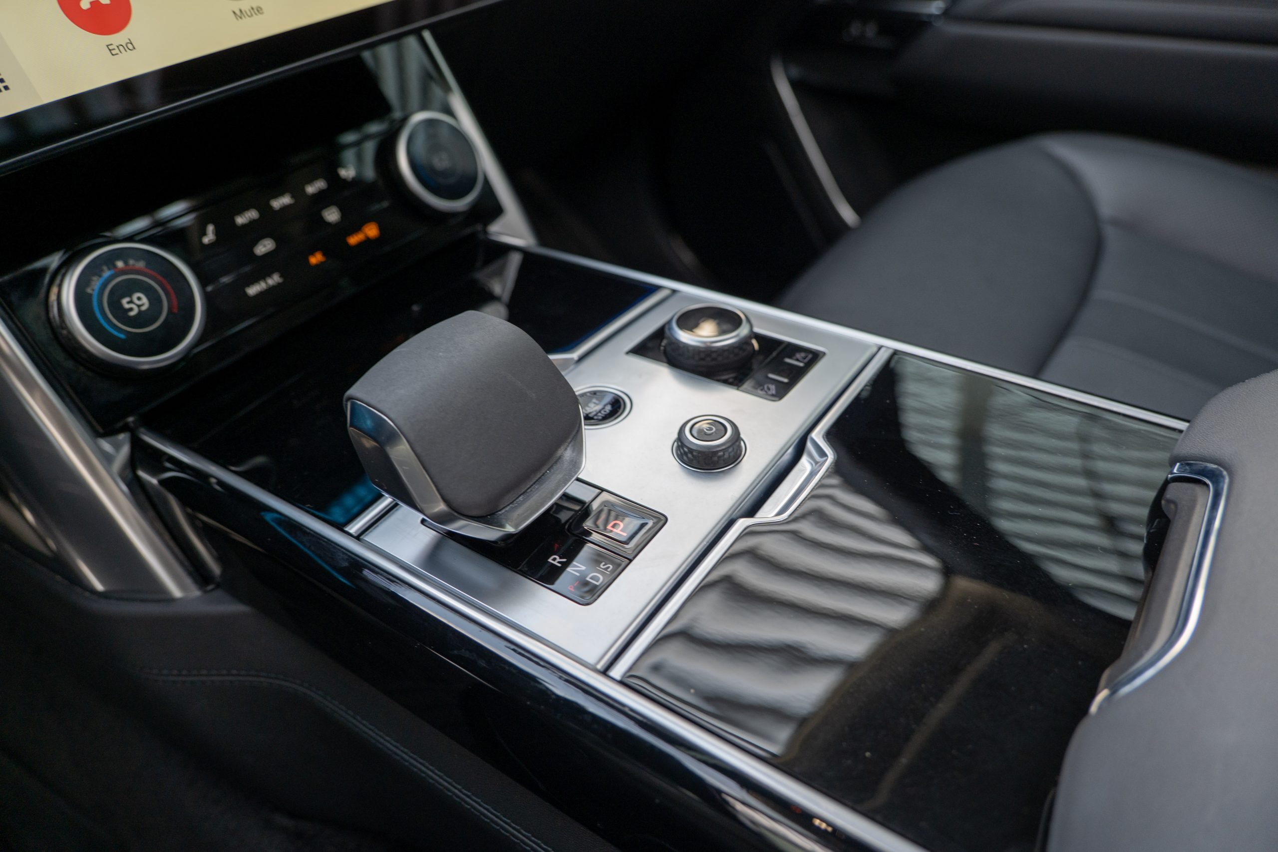 Gear selector and drive mode controls Range Rover